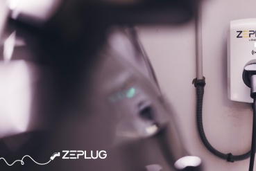 Gros plan borne de recharge Zeplug, dans un parking.