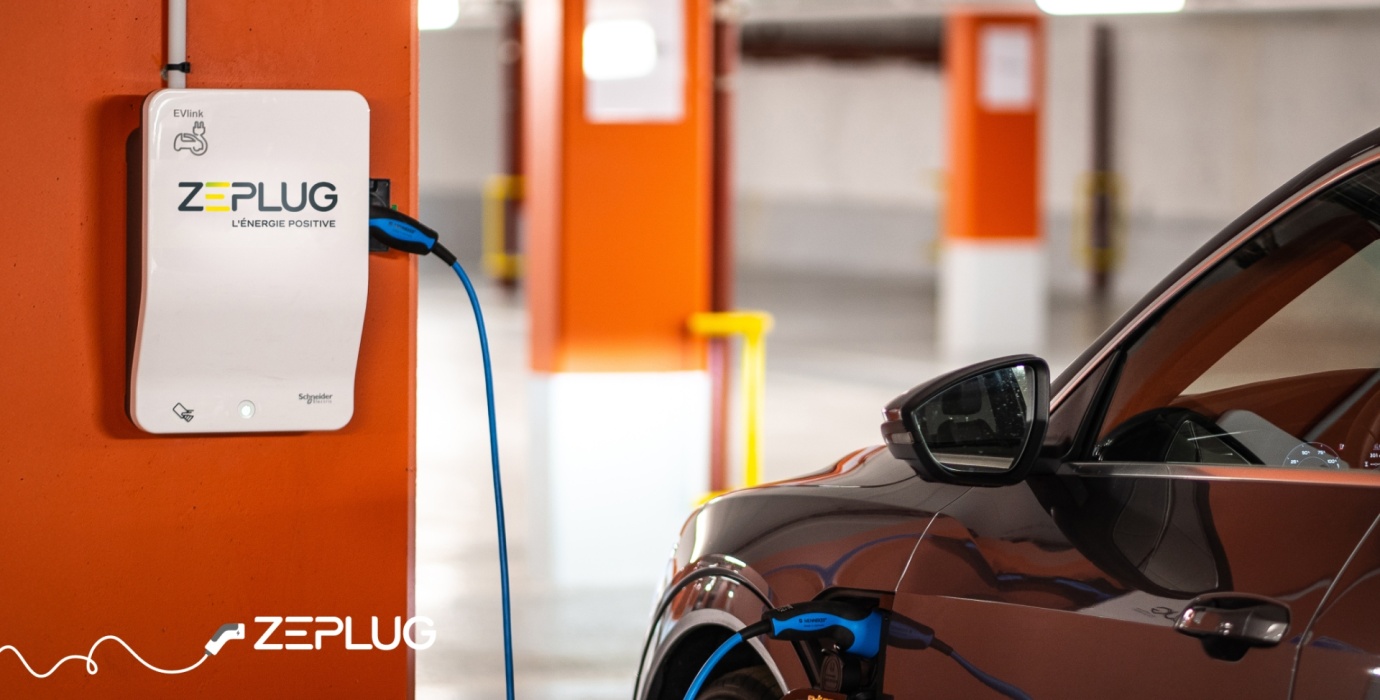 borne de recharge zeplug en train de recharger une voiture, dans un parking moderne et éclairé.