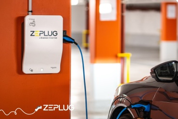 borne de recharge zeplug en train de recharger une voiture, dans un parking moderne et éclairé.
