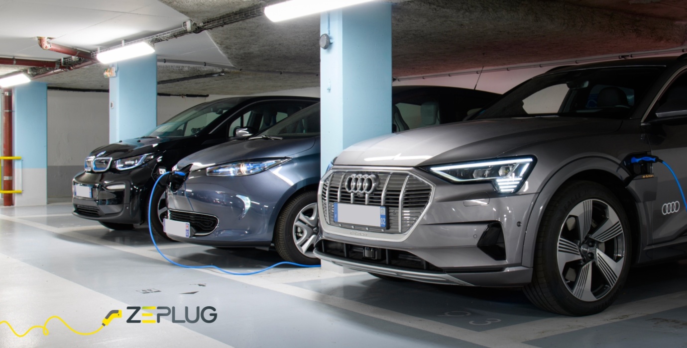 Voitures qui se rechargent dans un parking sous-terrain.