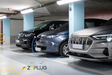 Voitures qui se rechargent dans un parking sous-terrain.