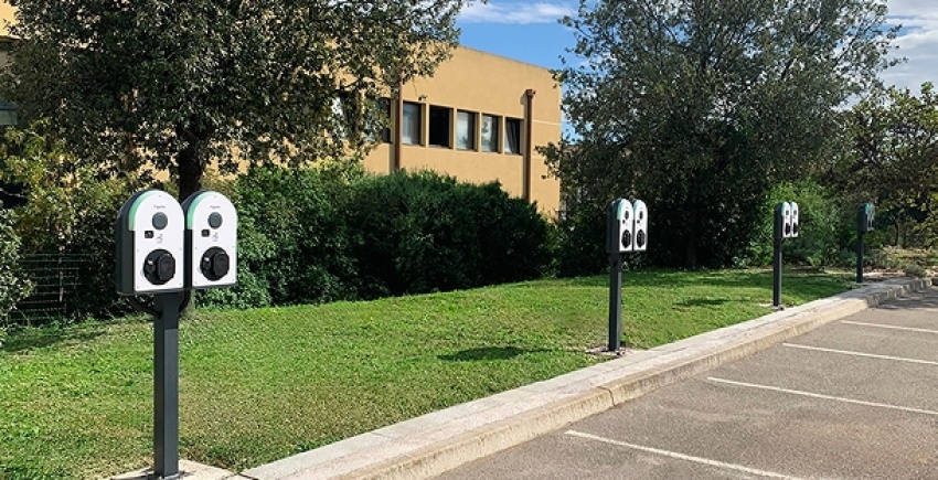 Rangée de bornes de recharge Zeplug installées sur des pieds de bornes en parking extérieur