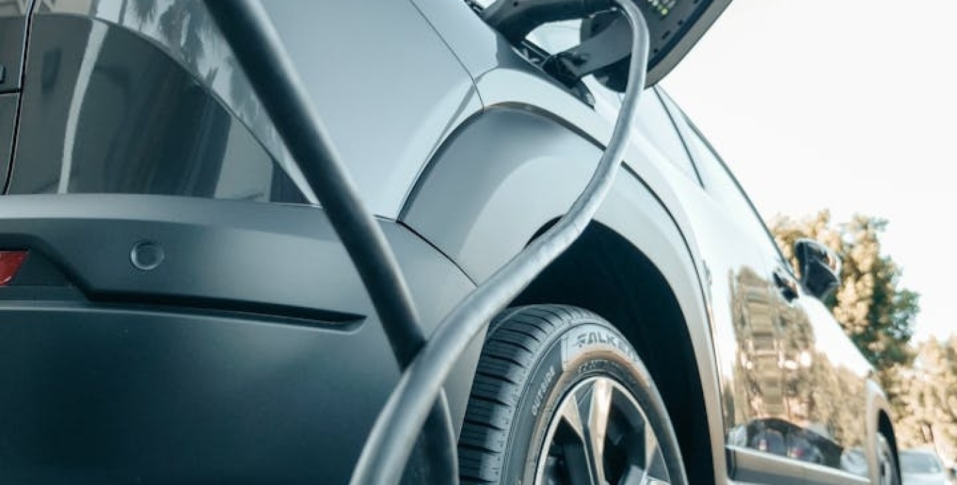 voiture électrique branchée