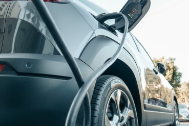 voiture électrique branchée