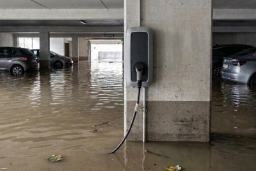 Borne de recharge dans un parking de copropriété inondé